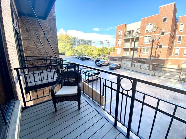 Building Photo - 1250 W Van Buren St