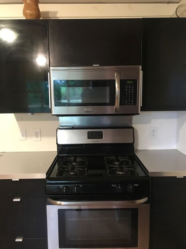 Building Photo - AVAILABLE JULY 2026 - Beautiful 2 Bedroom Home in South Side Slopes!