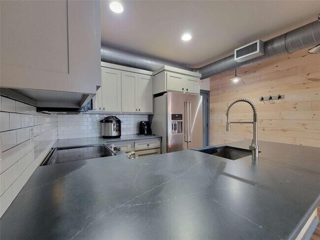 Building Photo - 550 E Main St