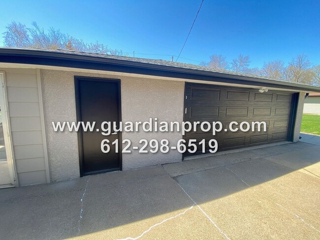 Building Photo - House Available September 1 in Mounds View...