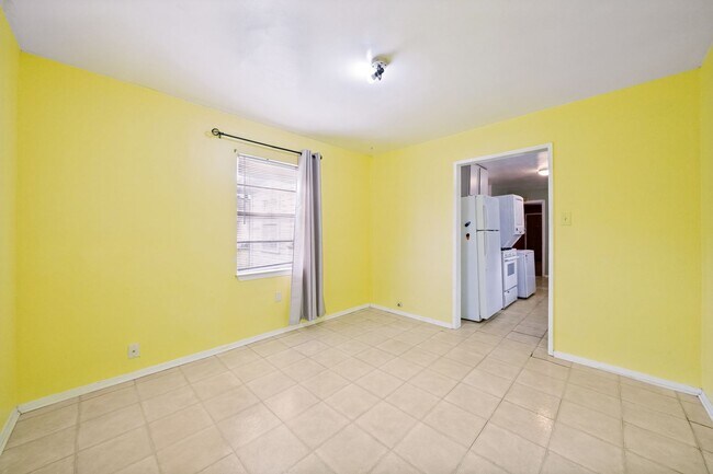 Building Photo - CHARMING DENVER HEIGHTS 3-BEDROOM