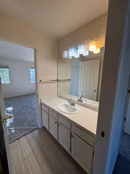 Building Photo - 927 Parker Dr