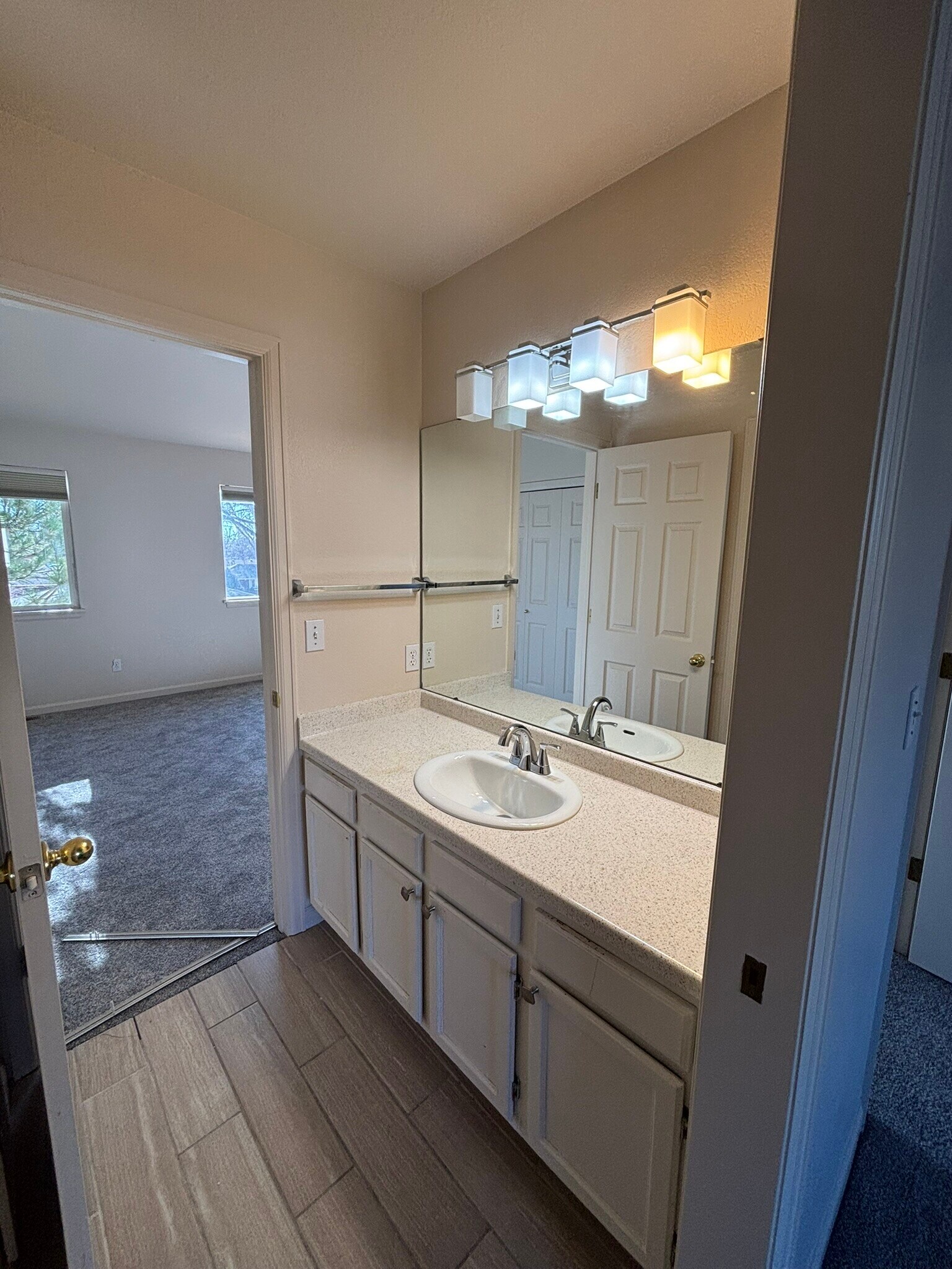 Building Photo - 927 Parker Dr