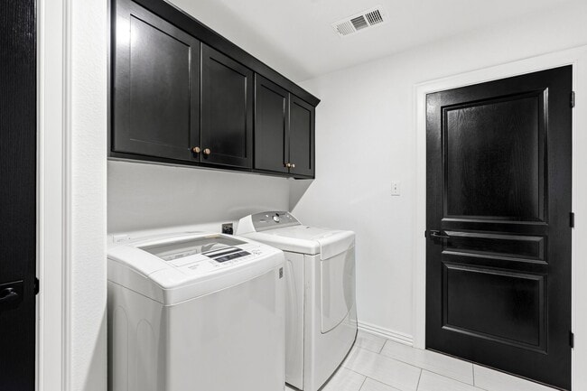 Building Photo - 8912 Wildwood Way