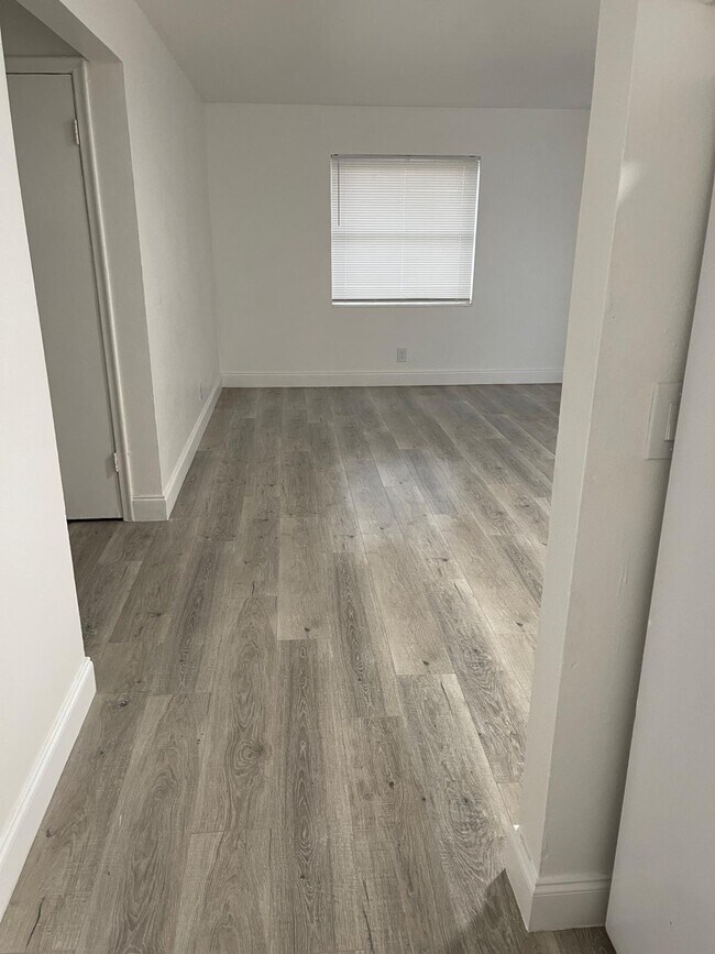 Building Photo - 1245 W 35th St