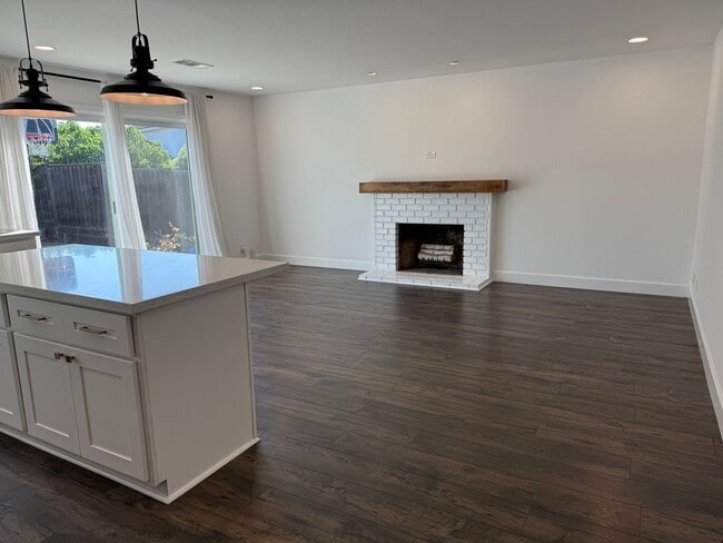 Building Photo - Remodeled 4 Bedroom 2 Bath Home in the des...