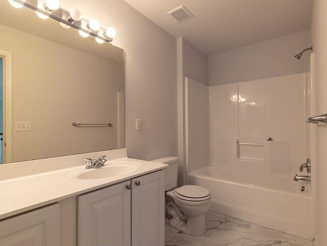 Building Photo - Spacious Unfurnished 3-BR, 2.5-BA year-rou...