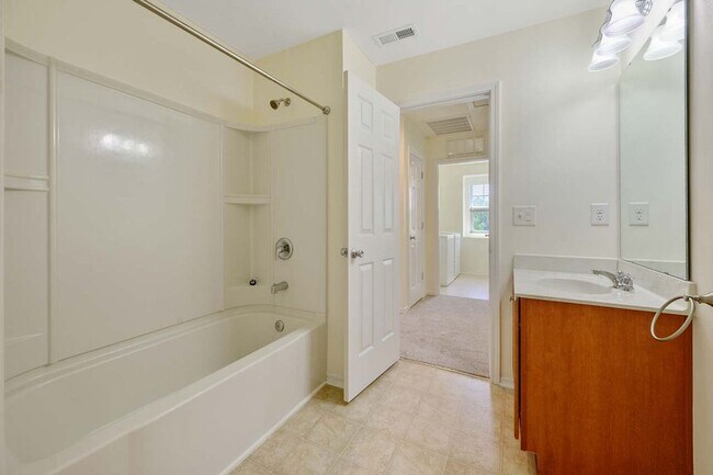 Building Photo - 3 Bedroom Open Concept with Enough Room fo...