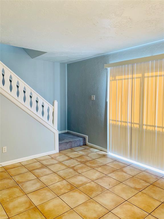 Building Photo - 1611 Mapleton Dr