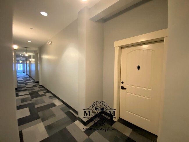 Building Photo - Beautiful Top Floor 2 Bed 2 Bath Condo in ...