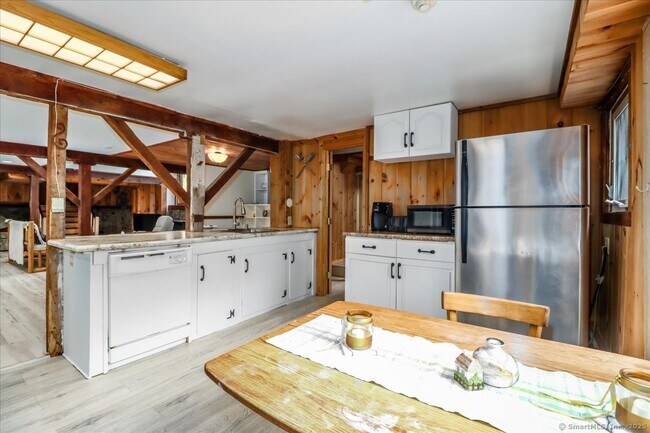 Building Photo - 155 Squash Hollow Rd