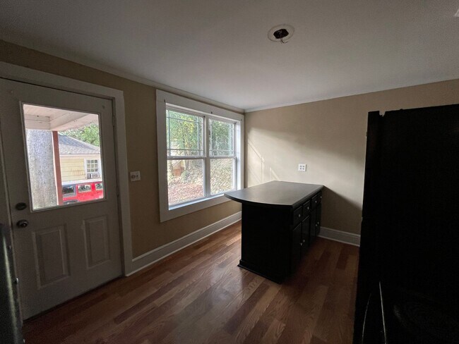 Building Photo - 1 Bedroom, 1 Bathroom - Apartment on Mt. A...