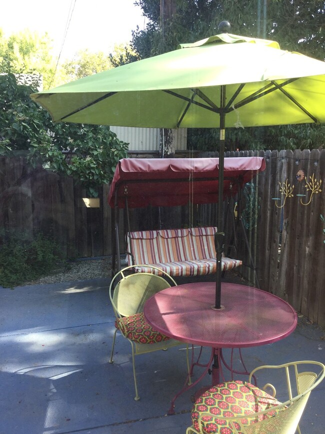 Building Photo - Charming 2 bedroom 1 Bath Close to Midtown!