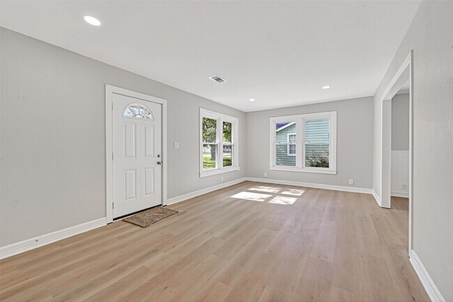 Building Photo - 729 Loggins Dr