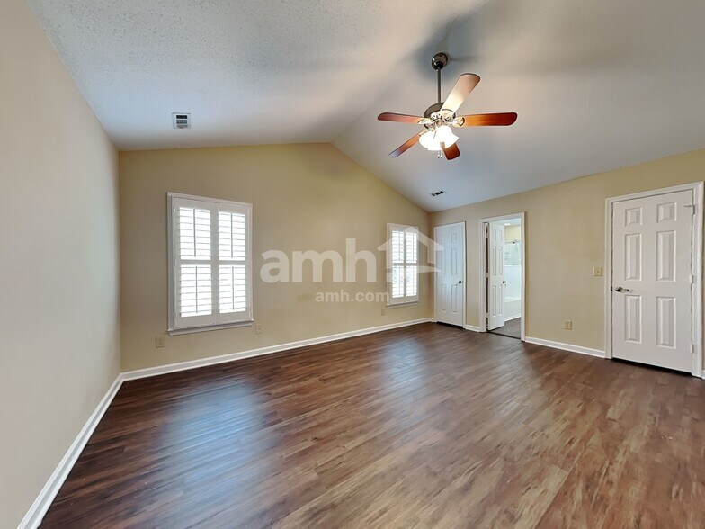 Building Photo - 3109 Southampton Dr