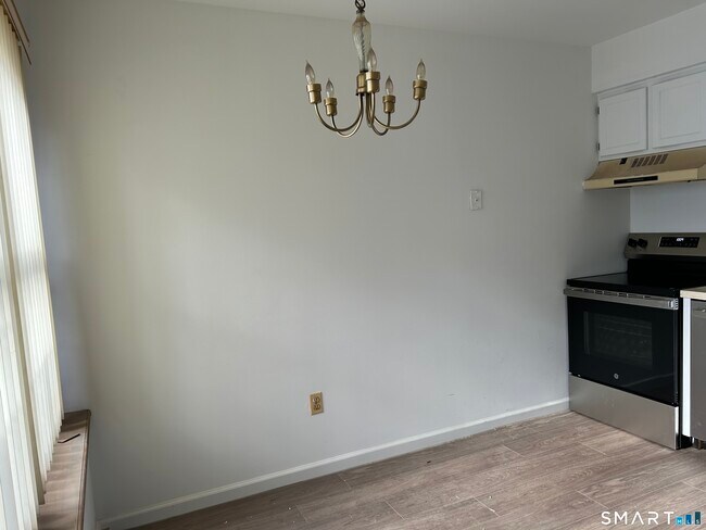 Building Photo - 43 Valley Dr