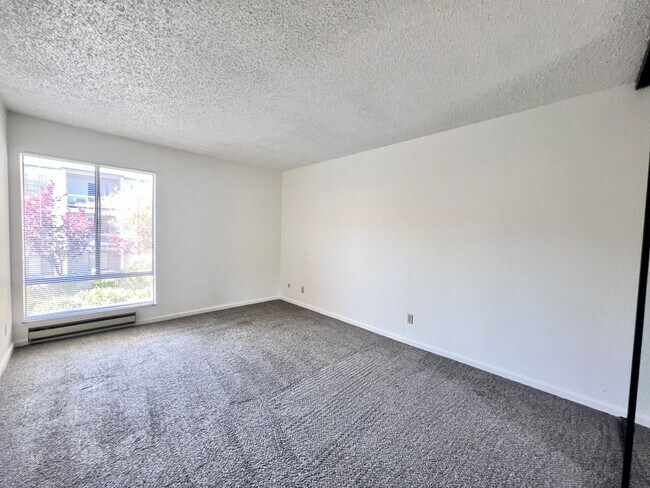 Building Photo - Large sunny 1 bedroom with lush courtyard ...