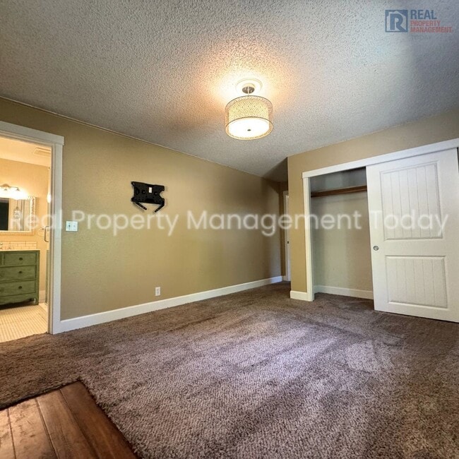 Building Photo - Charming 5 Bedroom + Huge yard!