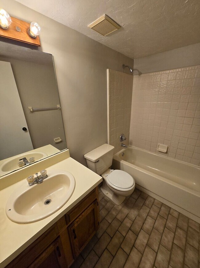 Building Photo - Rockwood Villas – 2BR/2BA Townhouse