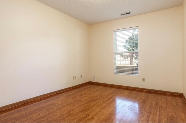 Building Photo - 5874 Beechwood Dr