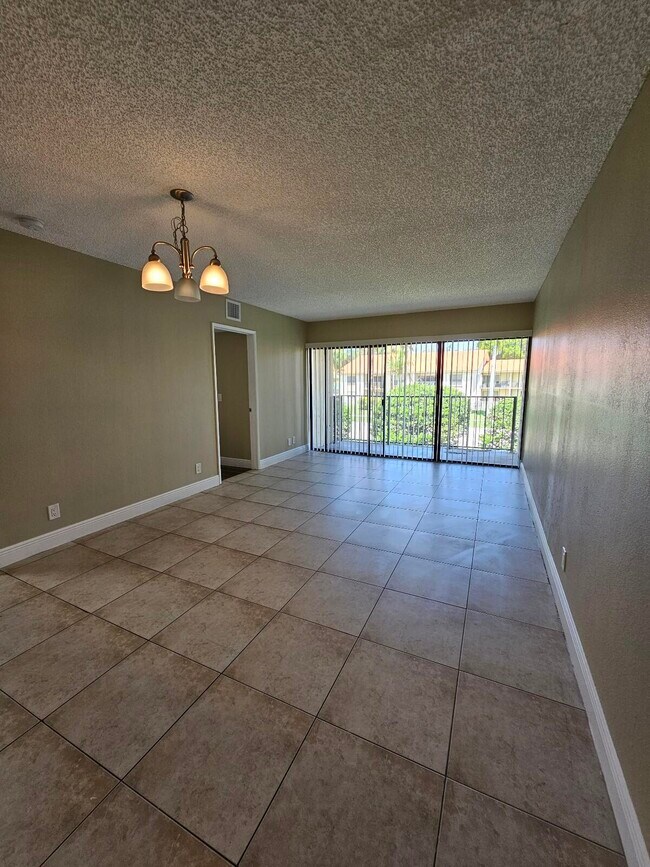 Building Photo - 1447 Lake Crystal Dr