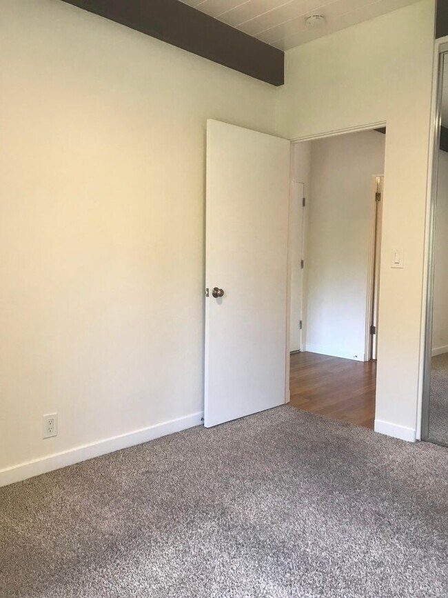 Building Photo - Tranquil and Remodeled 2BR/1BA Updated Uni...