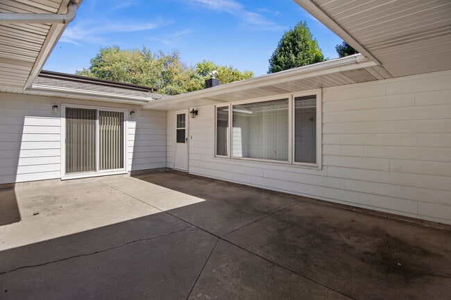 Building Photo - 431 Parkside Dr