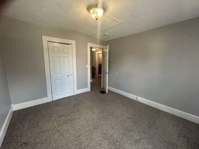 Building Photo - 3 Bedroom with a bonus room in East Davenport