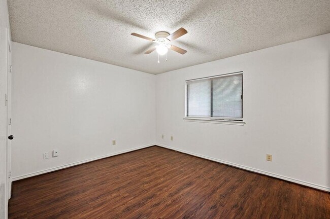 Building Photo - 504 Warbler Dr