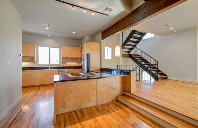 Building Photo - 318 McAlpine St