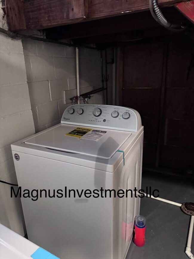 Building Photo - 1009 Broer Ave