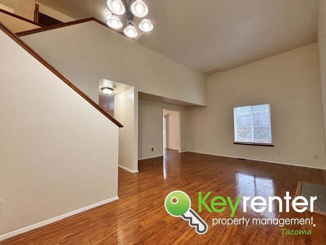 Building Photo - Spacious Northeast Tacoma 3 Bedroom 2.5 Bathroom Home for Rent in Secluded Neighborhood!