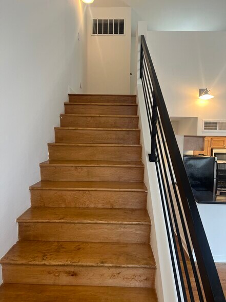 Building Photo - 14907 Moorpark St