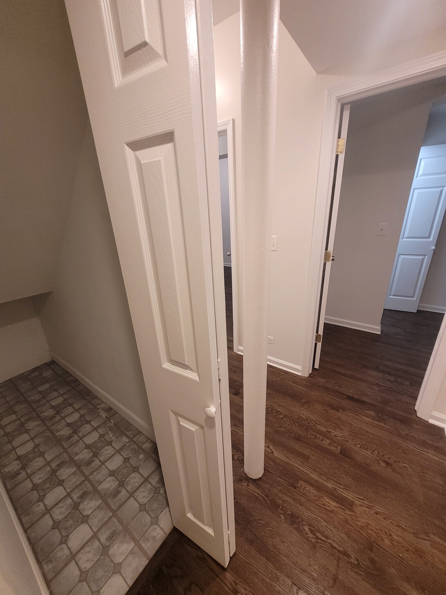 Building Photo - 6708 N Hermitage Ave