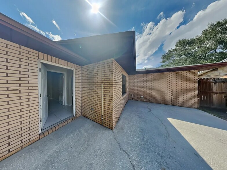 Building Photo - 902 Sunshine Way SW