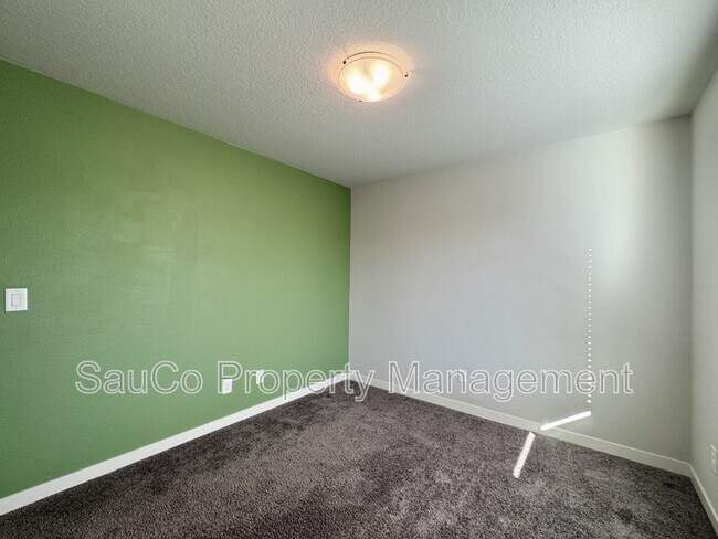 Building Photo - 6648 SE Genrosa St