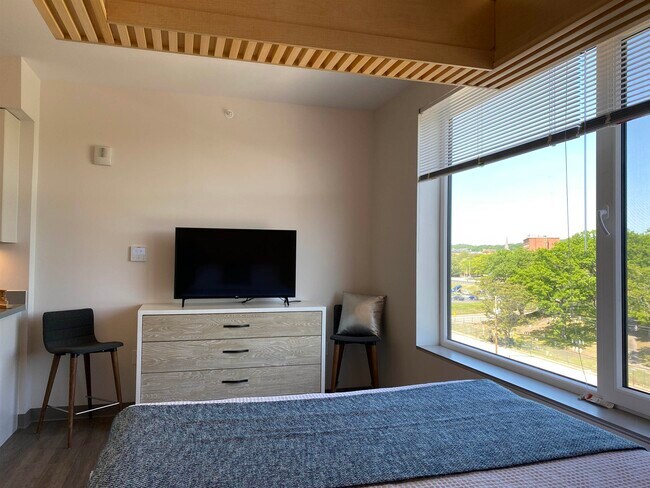 Building Photo - 409 Elm St