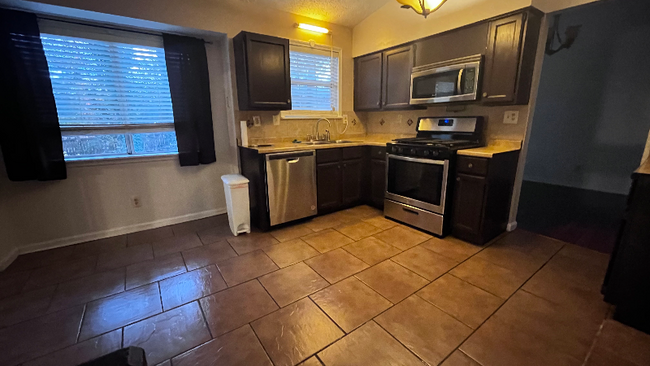 Building Photo - 656 Longbow Ct