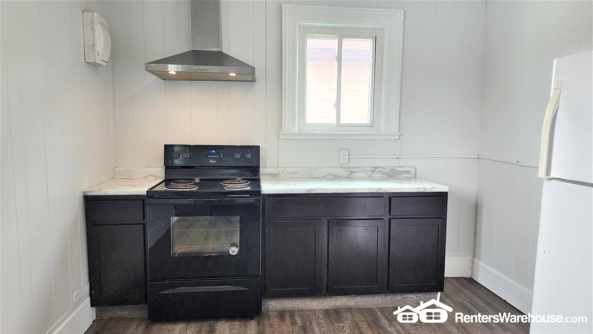 Building Photo - 408 3rd St E