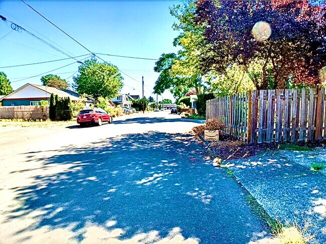 Building Photo - 8010 SE Henry St