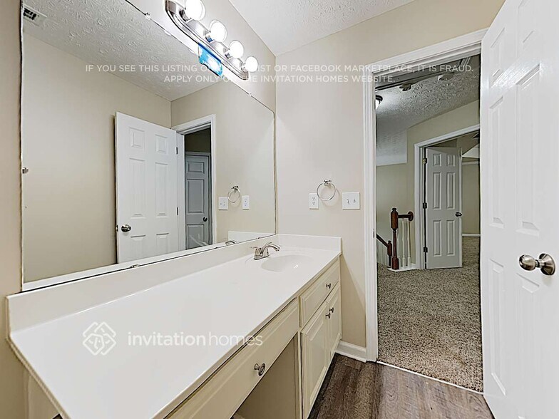 Building Photo - 532 Chaucer Way