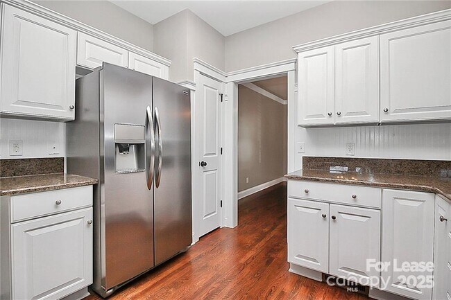 Building Photo - 2300 Mirow Pl