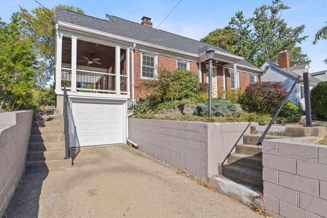 Building Photo - ANDERSON- Charming 4 bedroom 2 bath with fenced backyard