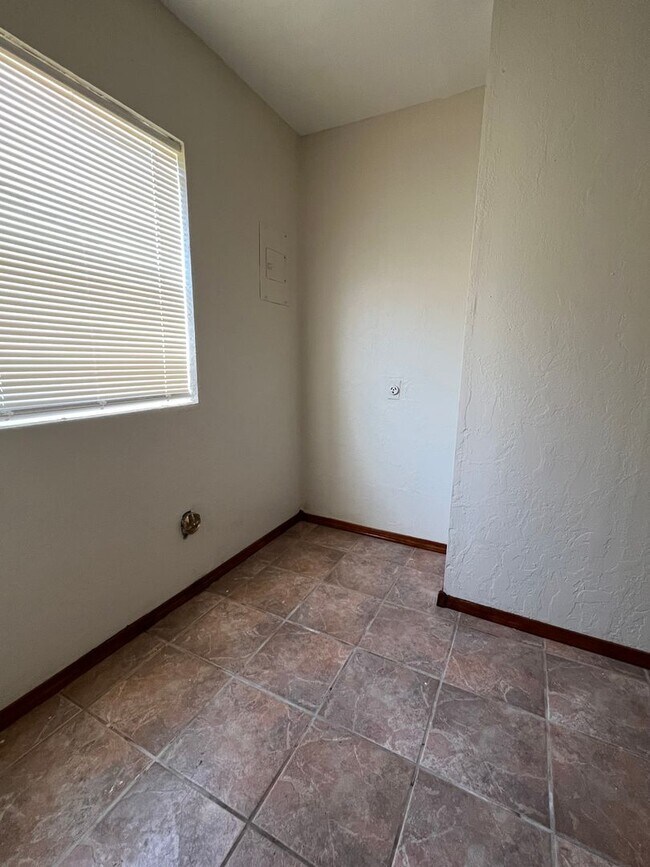 Building Photo - 6954 SW Forest- AVAILABLE NOW!