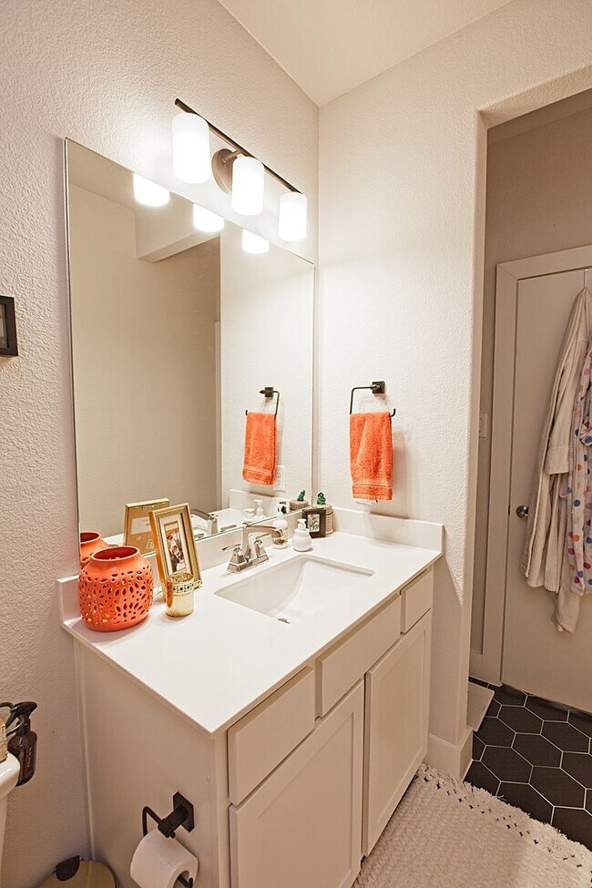 Building Photo - Dallas Gated Corner Townhome