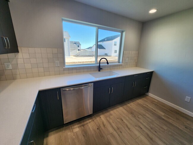 Building Photo - Brand New 5 Bedroom