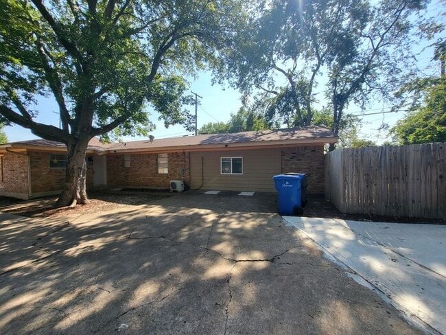 Building Photo - 1503 E Wells Ave