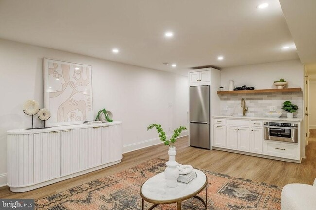 Building Photo - 2460 Ontario Rd NW