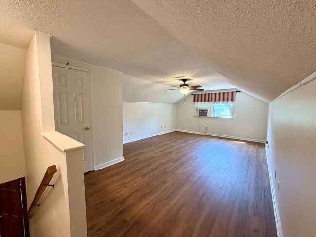 Building Photo - Fabulous Home Near Alice Drive!