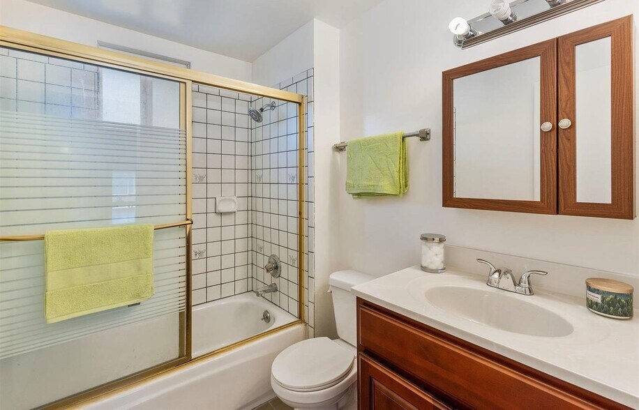 Building Photo - 4076 Santa Rita St